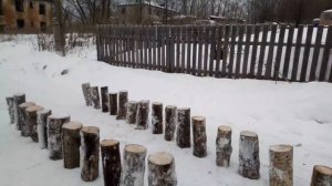 Колка дров колуном, дровакол отдыхает в сторонке