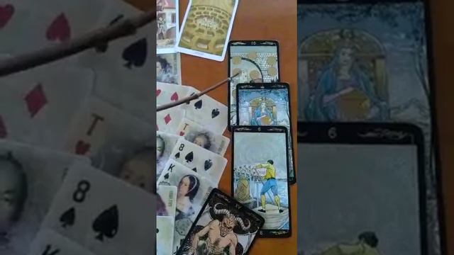 Говорит что не готов к отношениям.