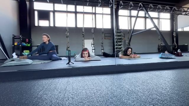 Акулич показала свою фигуру \ Каролина, Екатзе и Акулич Растягиваются