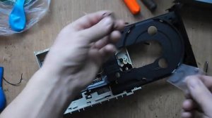 Не выезжает лоток CD привода