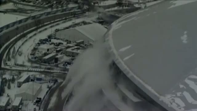 С крыши стадиона упал снег смотреть онлайн