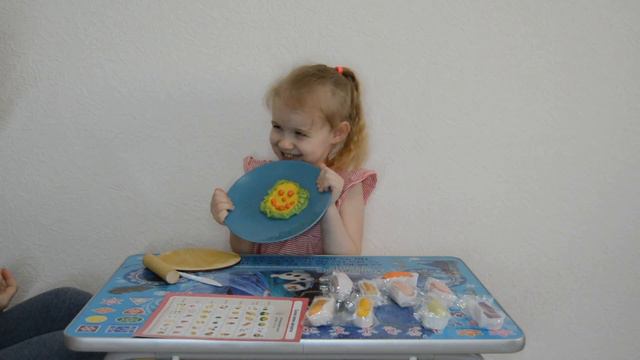 Вика ест пластилин/Vika eats plasticine смотреть онлайн