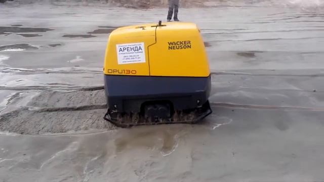 Уплотнение грунта с помощью тяжелой виброплиты Wacker Neuson DPU 130 смотреть онлайн