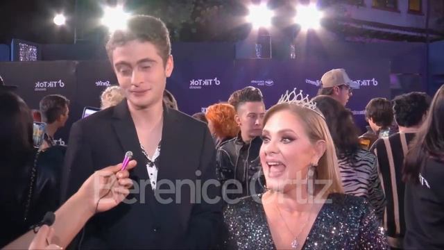 👄ERIKA BUENFIL lució RADIANTE en los PREMIOS TIK TOK Acudió acompañada de apuesto GALÁN ¿Quién era? смотреть онлайн