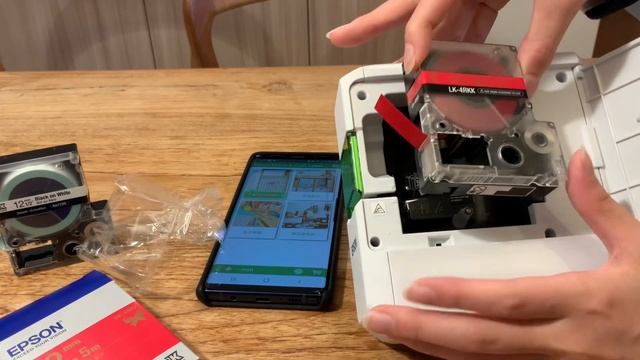 嚕嚕頻道￼來開￼箱！EPSON超實用標籤￼￼機（￼￼附贈￼緞帶￼）！ смотреть онлайн