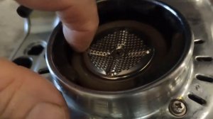 Кофеварка рожковая BORK 9922  протекает мимо рожка!