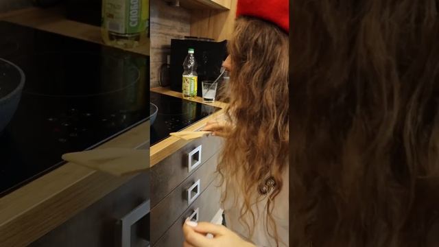 КОГДА В 5 ЛЕТ ГОТОВИШЬ МАМЕ ЗАВТРАК #shortsvideo смотреть онлайн