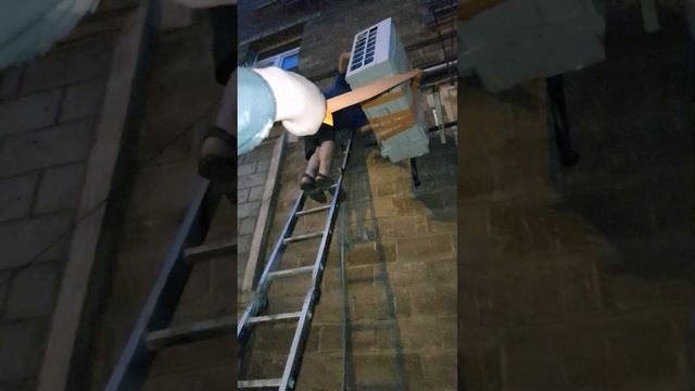 Монтаж наружного блока кондиционера с помощью ручного крана смотреть онлайн