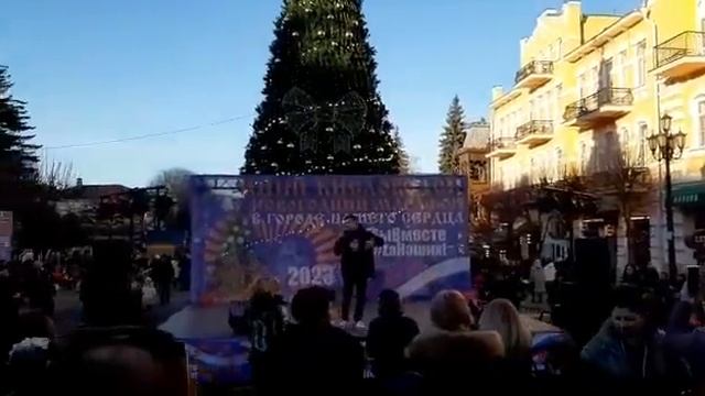 на очередном мероприятии в Кисловодске 2023 ,на новогодней ёлке,Антон Исаев солист группы id band . смотреть онлайн