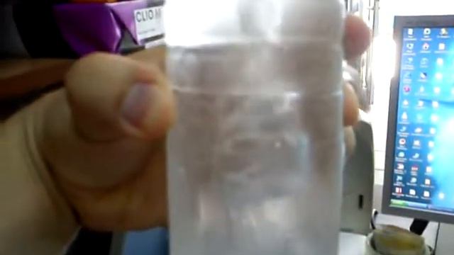 Воздух выходит из полости во льду внутри бутылки с водой смотреть онлайн