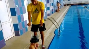 Как правильно одеть шапочку для плавания на ребенка)))