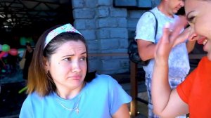 Настя играет собирается в путешествие на море