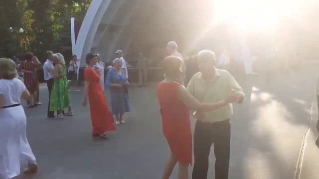ТЫ МОЯ ХОРОШАЯ! ТАНЦЫ В ПАРКЕ ГОРЬКОГО ХАРЬКОВ СЧАСТЛИВЫЕ ДНИ смотреть онлайн