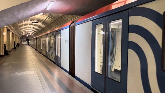 Перегонка электропоезда 81-765/766/767 «Москва» на станции «Театральная» смотреть онлайн