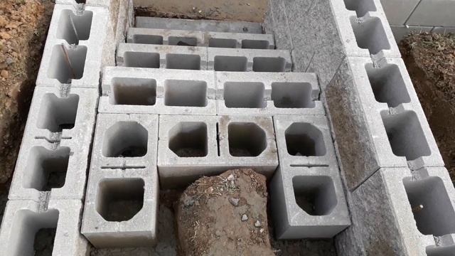 #4 Vyvýšené záhony a opěrná zídka z betonových tvárnic 4 - stavíme schody a dokončujeme betonáž смотреть онлайн