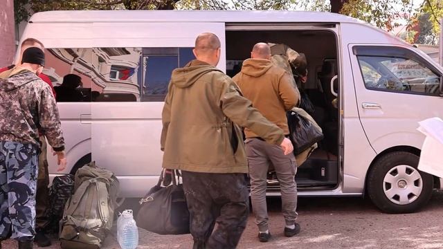 Автобусы с призывниками отбывают от уссурийского военного комиссариата смотреть онлайн