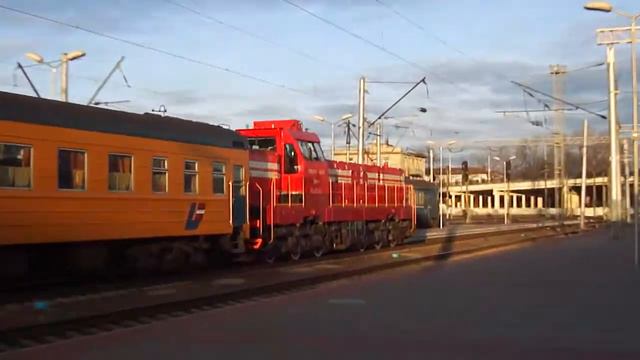 ТМЭ1-010 маневрирует с поездом Рига - Минск смотреть онлайн