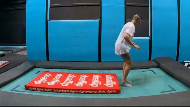 Как научиться ЗАДНЕЕ САЛЬТО на батуте за 15 минут / Трюки на батуте смотреть онлайн