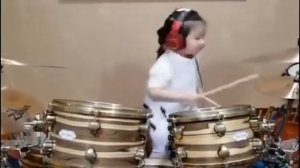13. Самая крутая барабанщица.