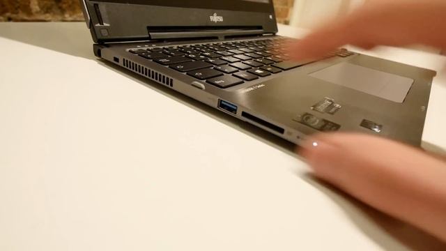Fujitsu Lifebook T935 Hands On [4K] смотреть онлайн