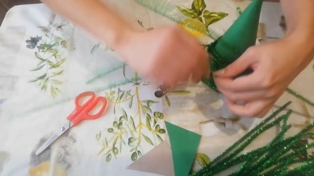 Елка из синельной проволоки поделка в садик. Christmas tree made of chenille wire DIY in the garden смотреть онлайн