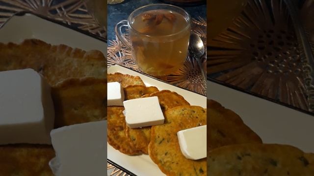 Оладьи из нутовой муки и компот из яблок и ревеня. смотреть онлайн