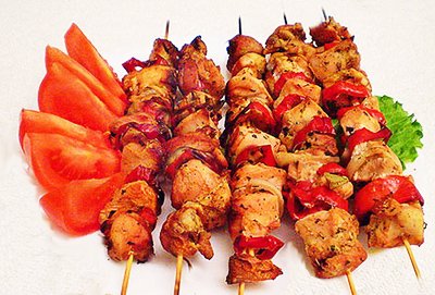 Диетические шашлычки из куриной грудки на шпажках с помидорами болгарским перцем.Салат аджапсандал