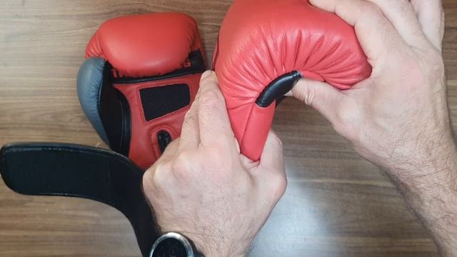 TITLE Memory Foam Tech Training Gloves-Обзор боксерских перчаток Тайтл мемори 16 унций смотреть онлайн