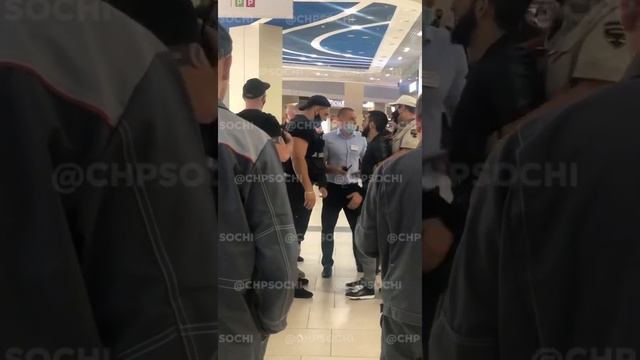 Очевидцы сообщают о стрельбе в ТРЦ «Моремолл» в Сочи смотреть онлайн