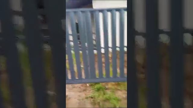 Начальный этап монтажа автоматических откатных ворот с калиткой от ЕМПК (установка свай и калитки) смотреть онлайн