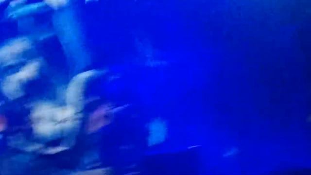 ...Кто любовь потерял, превращается в лед Кто ее отыскал, никогда не умрет... смотреть онлайн