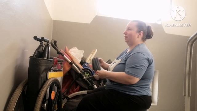 ПОМЫЛА СВОЮ ИНВАЛИДНУЮ КОЛЯСКУ ТЕПЕРЬ КАК НОВАЯ :) смотреть онлайн