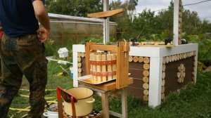 Самодельный ручной пресс для отжима сока.