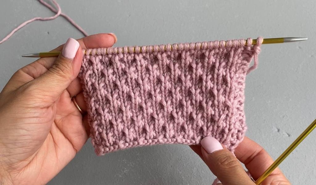 Простой рельефный узор спицами по кругу и поворотными рядами смотреть онлайн