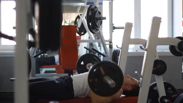 Жим штанги на горизонтальной скамье узким хватом. смотреть онлайн