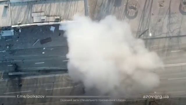 Мариуполь Взорвали танк Z. Строителей и мира смотреть онлайн