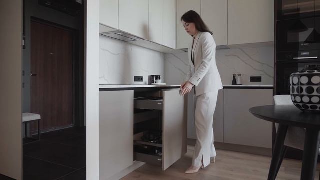 Квартира для холостяка в черно-белых тонах. Полный обзор интерьера. Евродвушка в новостройке смотреть онлайн