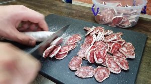 Шеф правильно режет колбасу с плесенью. Нарезка колбасы Фуэт. залипательное видео.