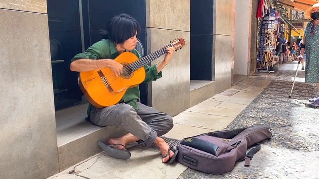 Músico callejero japonés toca la guitarra en Granada смотреть онлайн