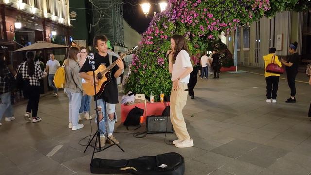 Егор Крид — Самая Самая — кавер песни исполнила молодая девушка и гитарист на Никольской в #Moscow смотреть онлайн