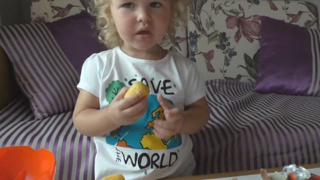 Киндерино большое яйцо с сюрпризом распаковка Giant Kinder Surprise with surprise toys unboxing. смотреть онлайн