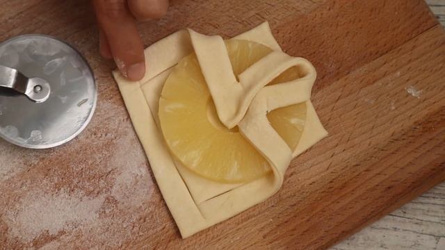 Ананасовые слойки | Пошаговый видео-рецепт слоек с ананасом из готового теста смотреть онлайн