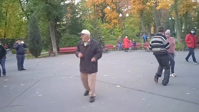 ТЕБЕ ОДНОЙ!???/ТАНЦЫ В ПАРКЕ ГОРЬКОГО ХАРЬКОВ ОКТЯБРЬ 2021 смотреть онлайн