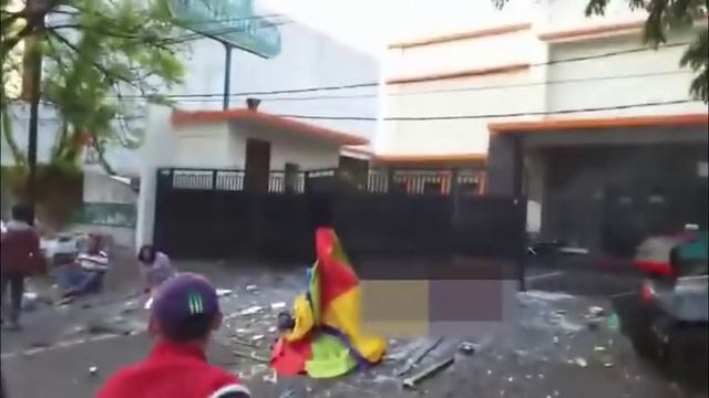 Lamborghini driver hangs out of his car texting after fatal crash in East Java смотреть онлайн
