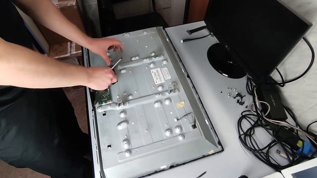 Полная разборка телевизора Samsung UE32EH5000W Complete disassembly of Samsung UE32EH5000W TV смотреть онлайн