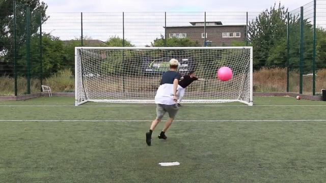 GIANT FOOTBALL CHALLENGES vs MY SISTER смотреть онлайн