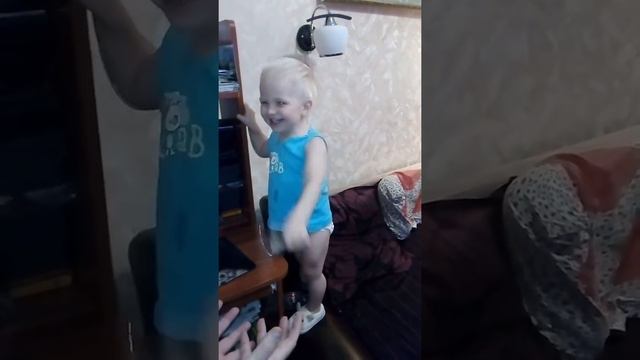 Малыш пьёт воду. смотреть онлайн