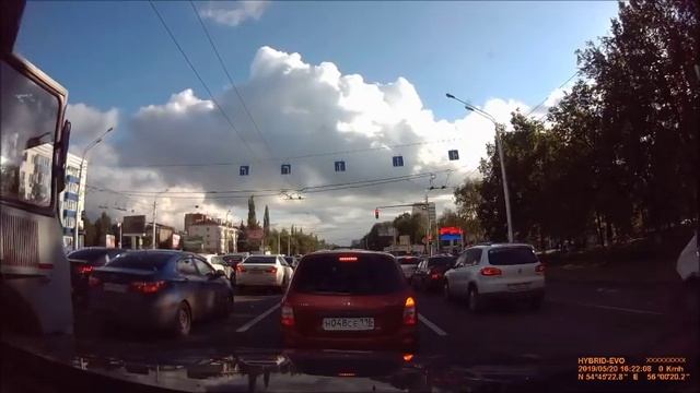 Разборки на дороге: В Уфе водитель взял на таран маршрутку смотреть онлайн
