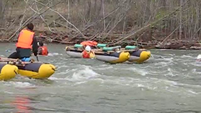 Катамаран переворачивается по время сплава смотреть онлайн