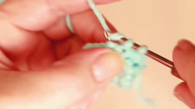 ►Вяжем ручки с пальчиками для куклы смотреть онлайн